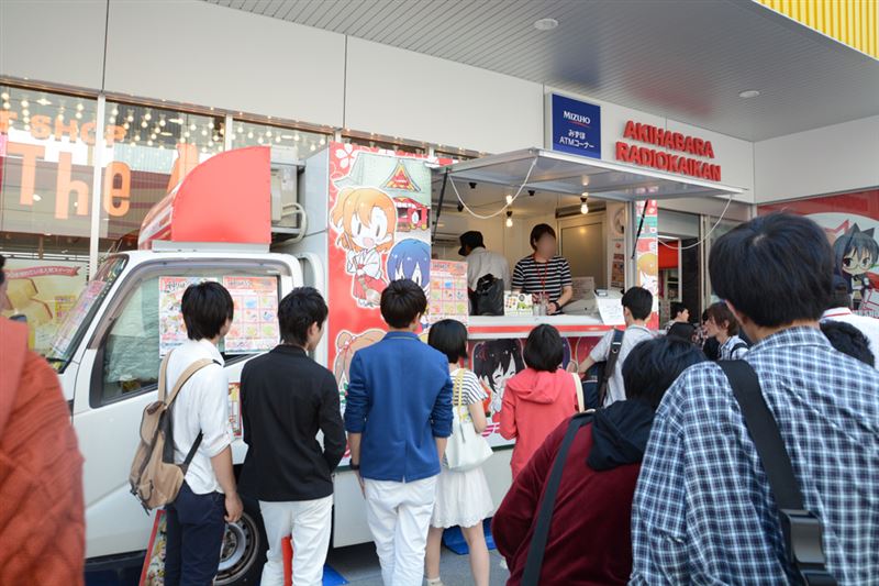 ▲ラジオ会館前には、ラブライブ！×神田祭ゲーマーズキッチンカーが登場。