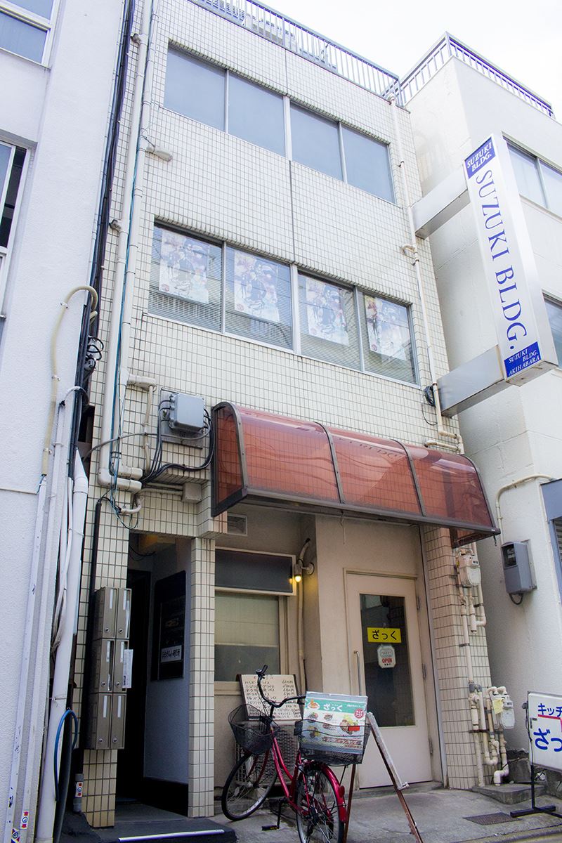 ▲モデルルームは「神田和泉町1-7-13」にあるコチラのビルの201号室。2Fの窓にあるポスターが目印。