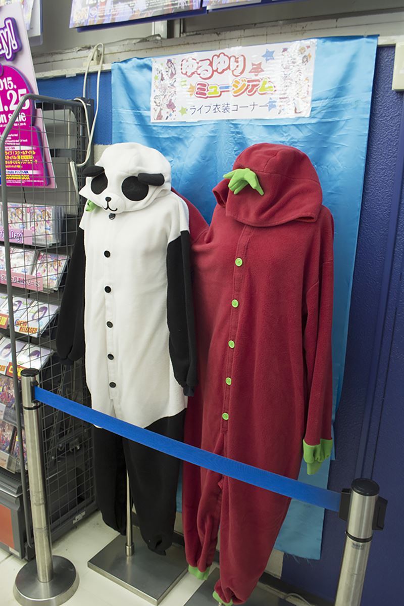 ▲過去のライブ衣装（着ぐるみパジャマ）。原作では、右が歳納京子、左が船見結衣が着ている。