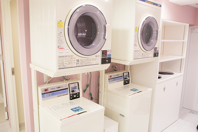 ▲近くには洗濯機＆乾燥機も用意されている。洗濯機は1回200円、乾燥機は30分100円。