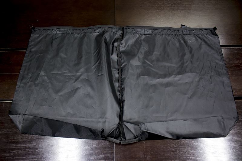 ▲ライブハウス感を出すため、今回は背景を布で覆う。100円ショップのトートバッグを使用する。