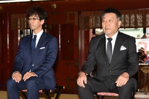 神妙な顔つきで祈祷を受ける滝藤賢一さん（左）と原田眞人監督