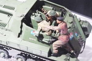 戦車の操縦席と兵士