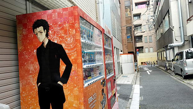 岡部倫太郎自販機は、「肉汁麺ススム」の路地を曲がったところで発見