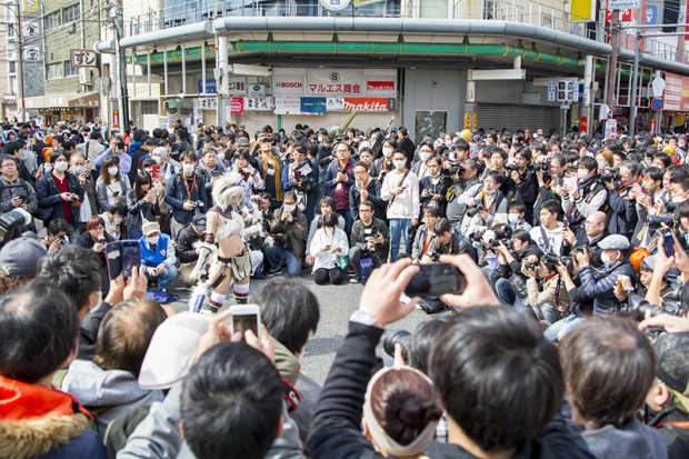 大阪で開催されたコスプレイベントでは数百人のカメラマンに囲まれていた