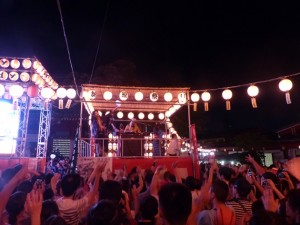 満員の観客で盛り上がる神田明神境内の盆踊り会場